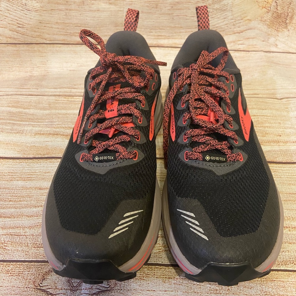 Brooks Women’s Cascadia 16 Gore-Tex Trail Shoe Size 8B